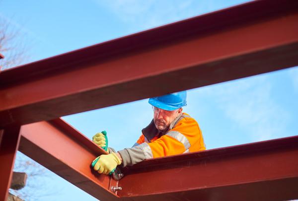 建设 worker assembling steel beams